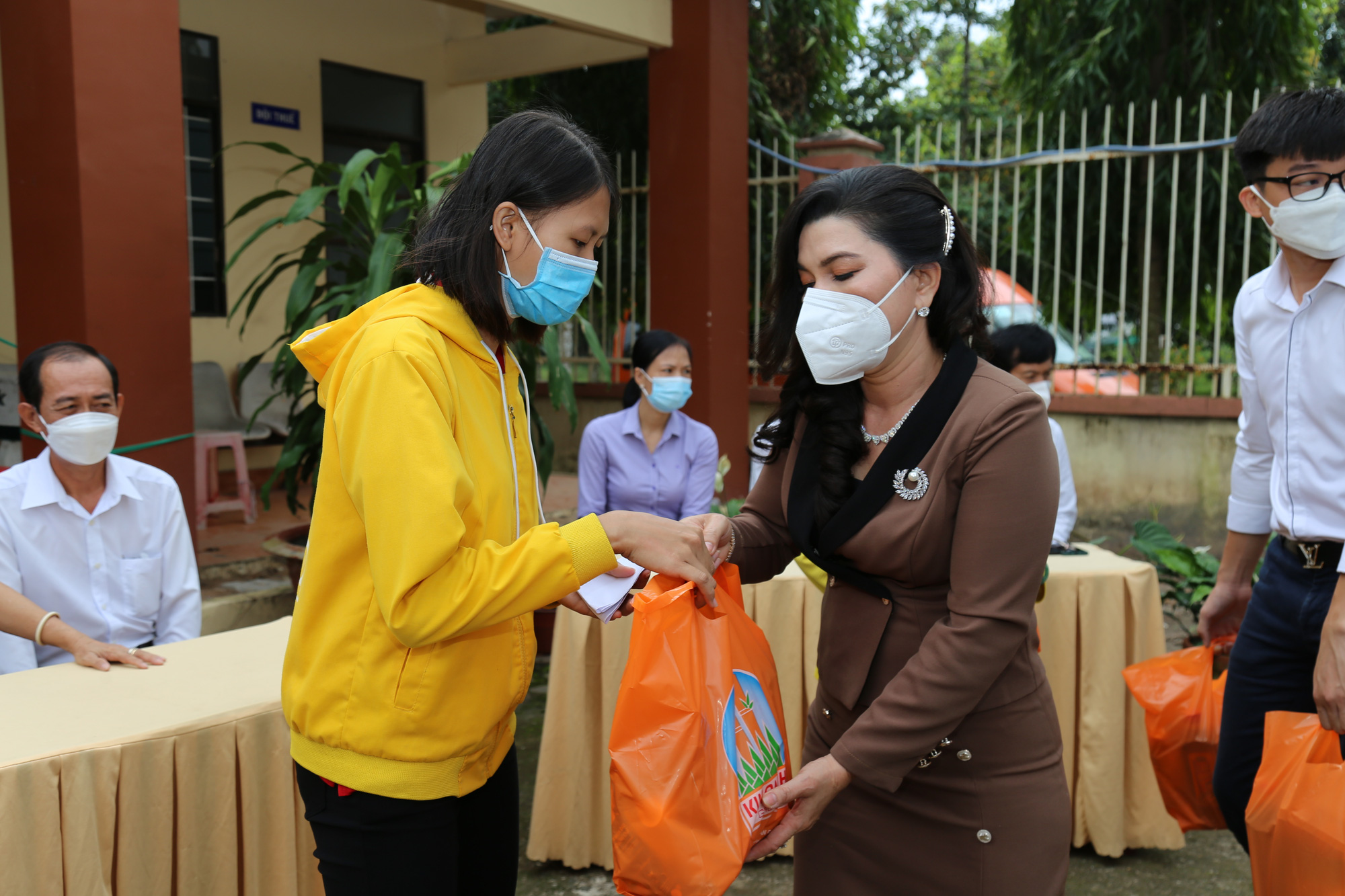 Quỹ Từ thiện Kim Oanh hỗ trợ người nghèo tỉnh Bình Dương vượt qua khó khăn đại dịch