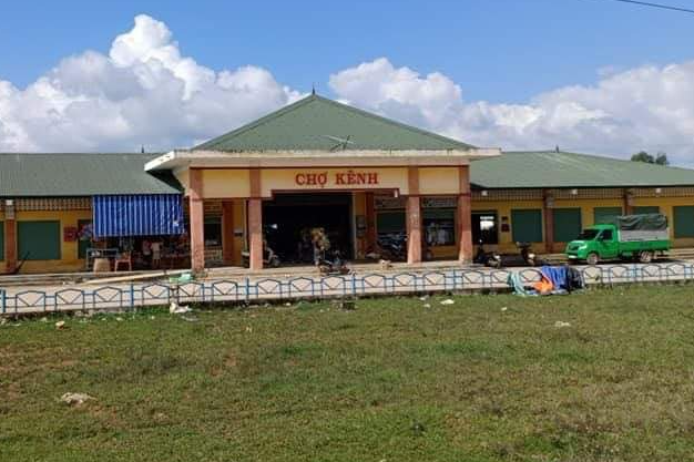 Buộc thôi việc phó ban quản lý chợ vì "ưu ái" người nhà tiêm vắc-xin Covid-19