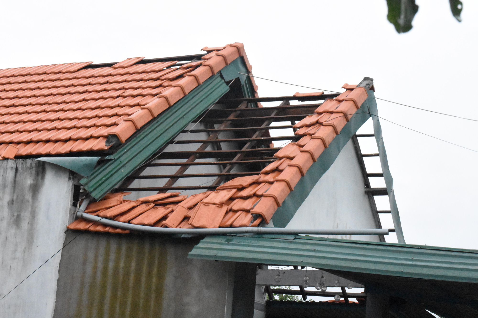 Quảng Ng&atilde;i: Mưa lớn k&egrave;m lốc xo&aacute;y l&agrave;m hư hại 54 nh&agrave; d&acirc;n - Ảnh 4.