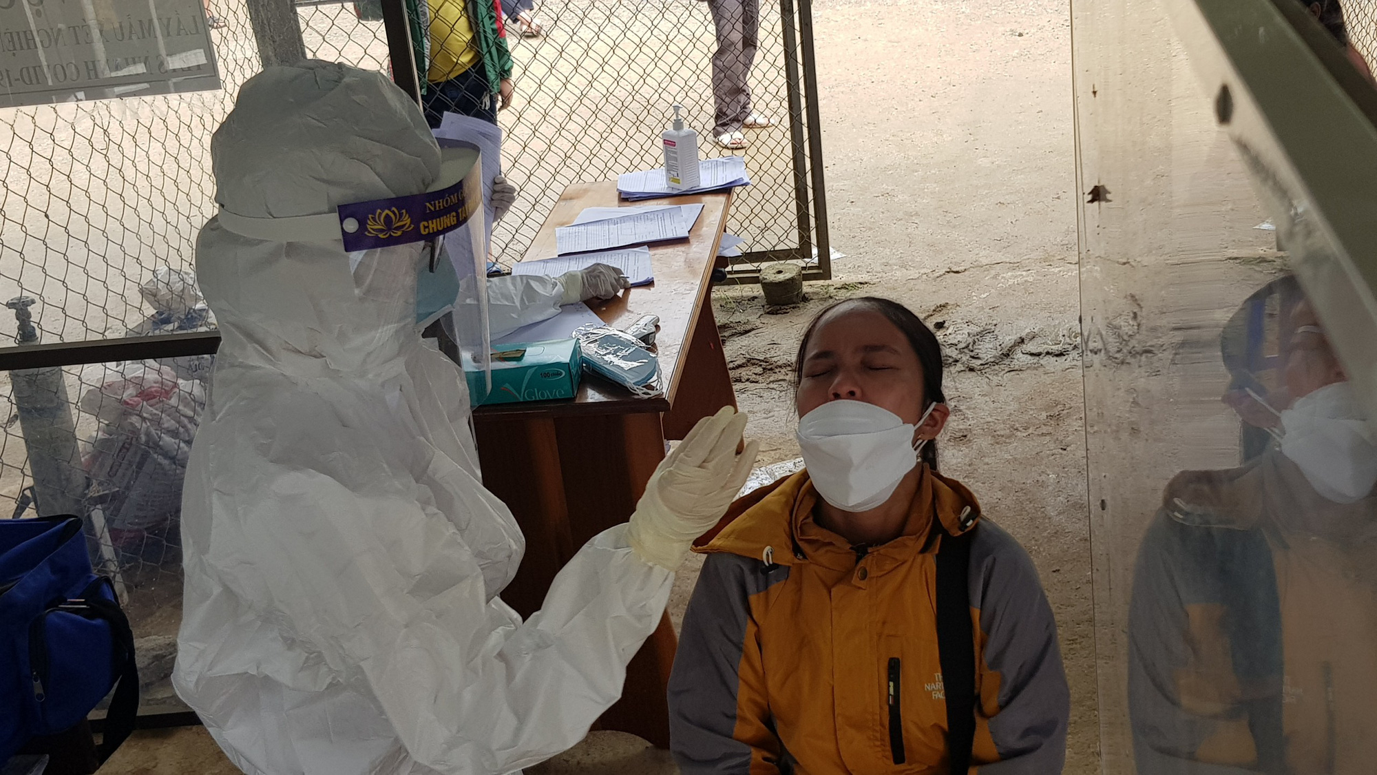 1 trường ở Nam Tr&agrave; My c&oacute; 159 học sinh test nhanh dương t&iacute;nh, sạt lở lại bủa v&acirc;y - Ảnh 1.