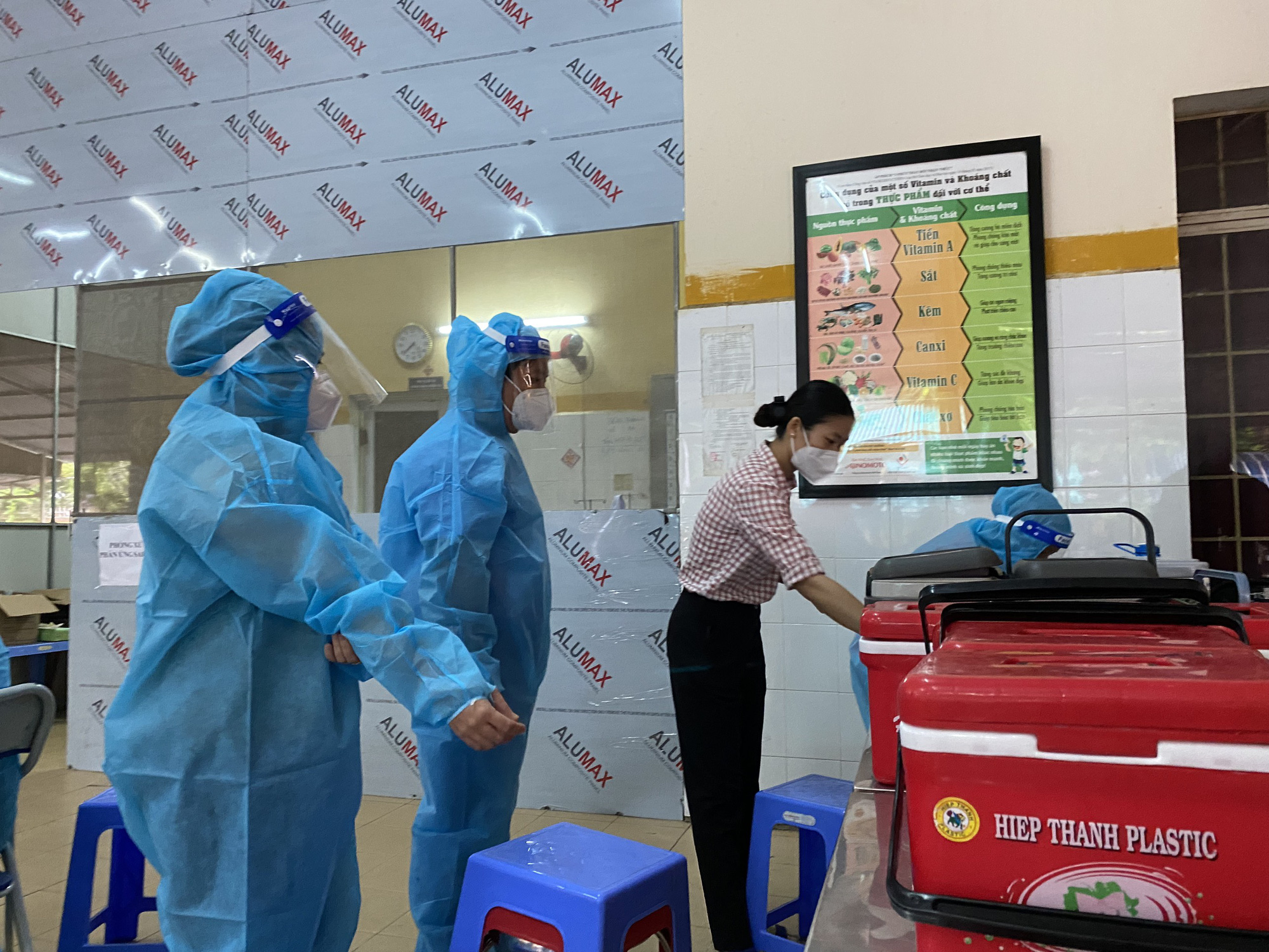 TP HCM: Hơn 1.200 học sinh đầu tiên được tiêm vắc-xin Covid-19 - Ảnh 1.