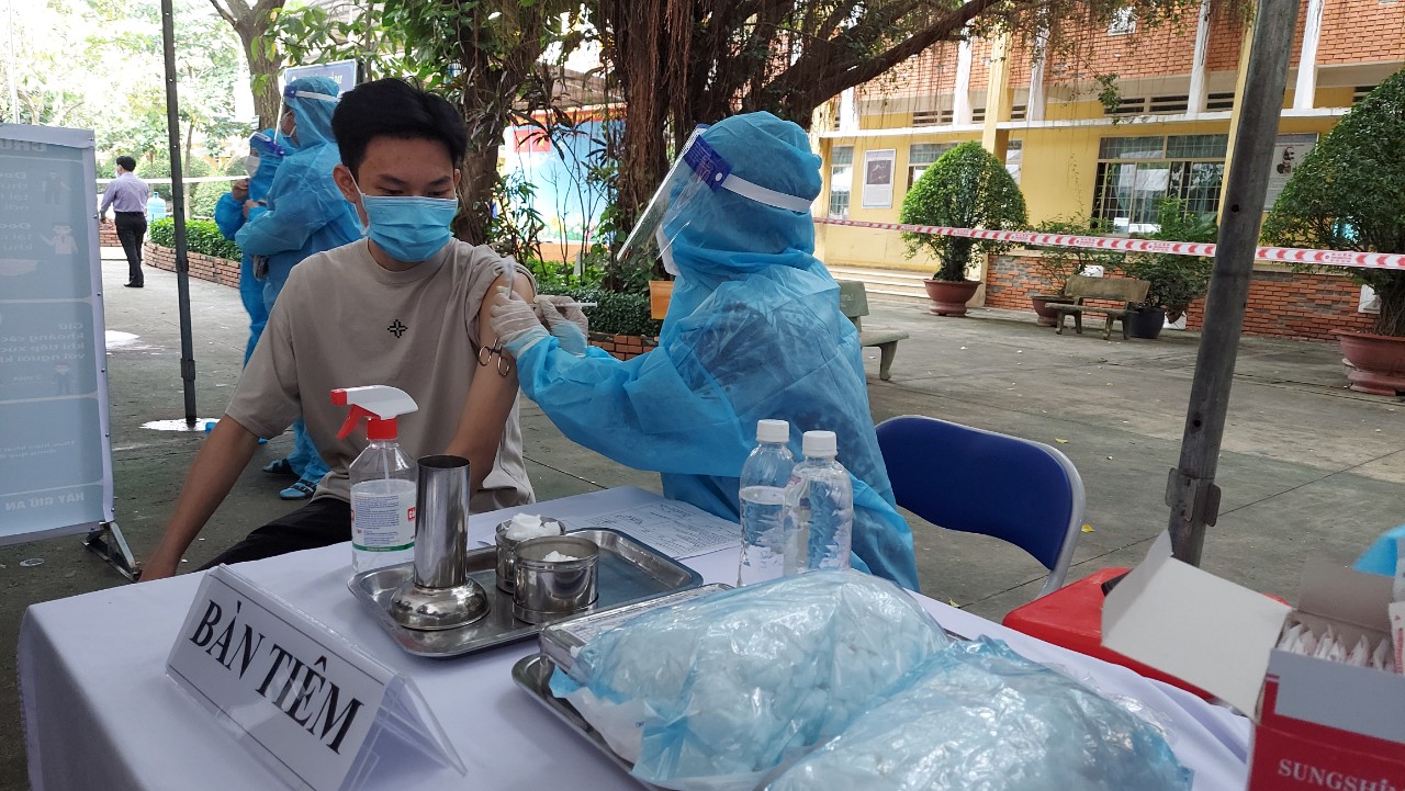 TP HCM: Hơn 1.200 học sinh đầu tiên được tiêm vắc-xin Covid-19 - Ảnh 6.