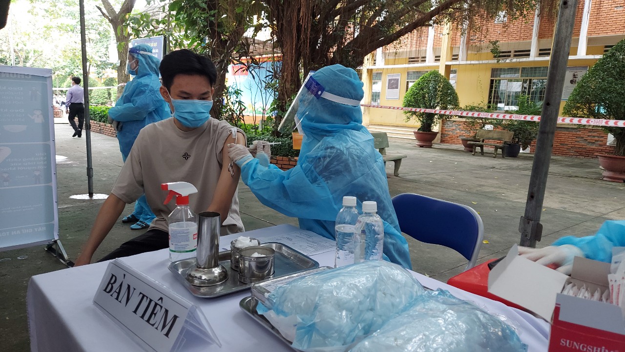 TP HCM: Hơn 1.200 học sinh đầu tiên được tiêm vắc-xin Covid-19