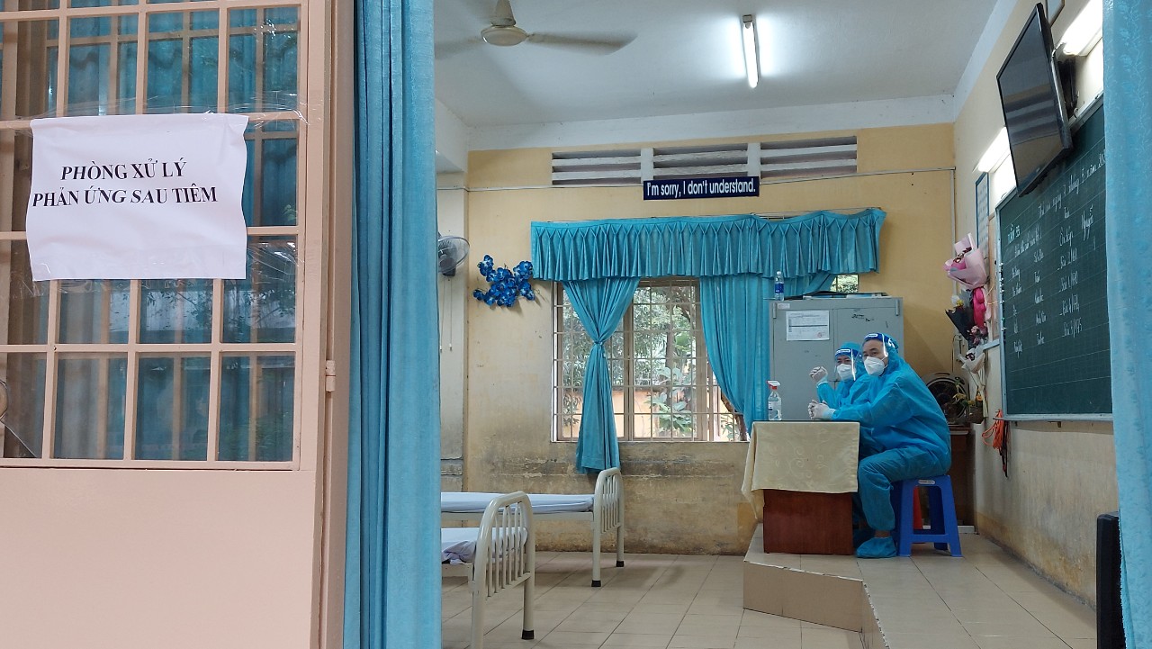 TP HCM: Hơn 1.200 học sinh đầu tiên được tiêm vắc-xin Covid-19 - Ảnh 9.