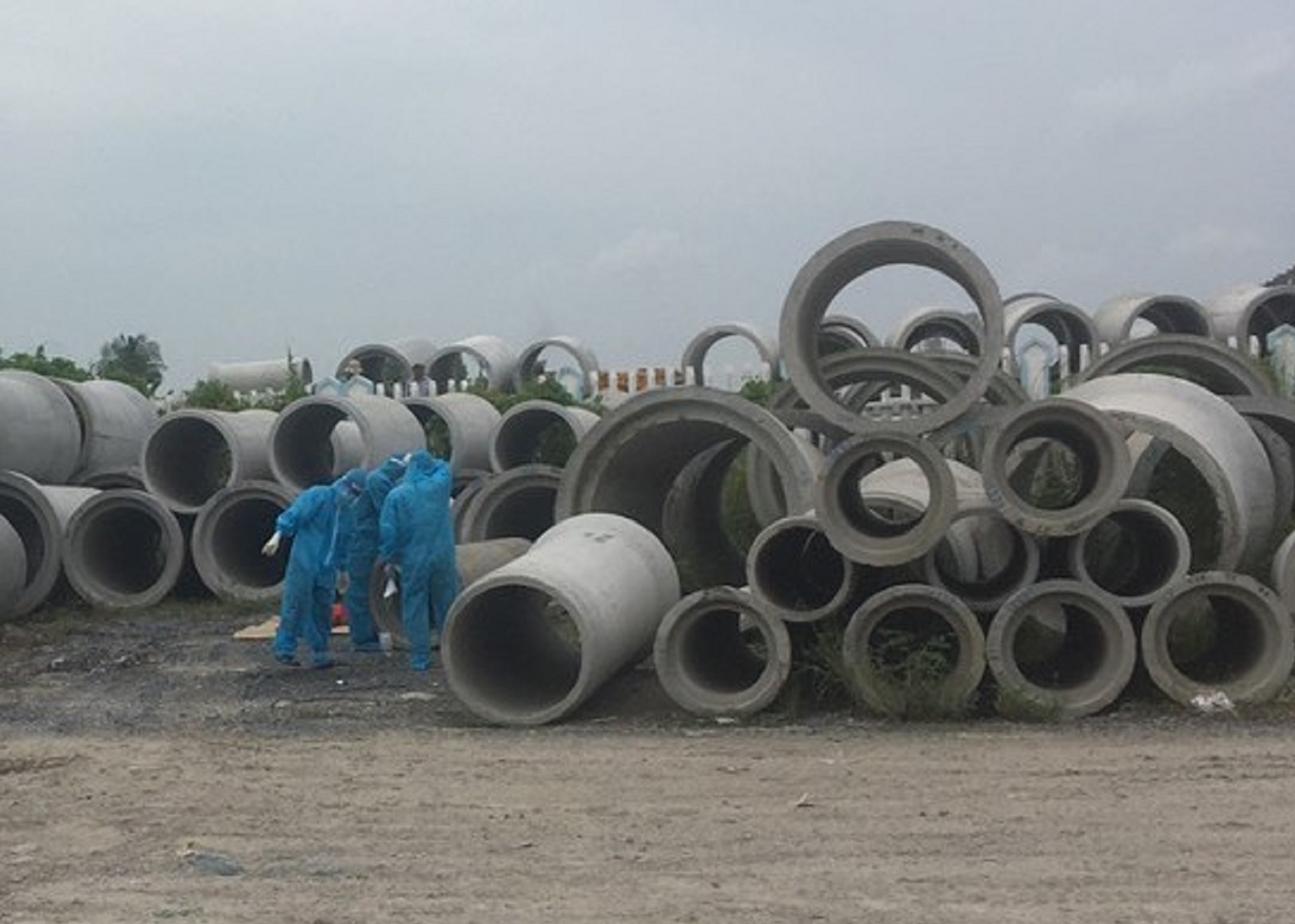Tá hỏa phát hiện thi thể trong ống cống ở Vĩnh Long