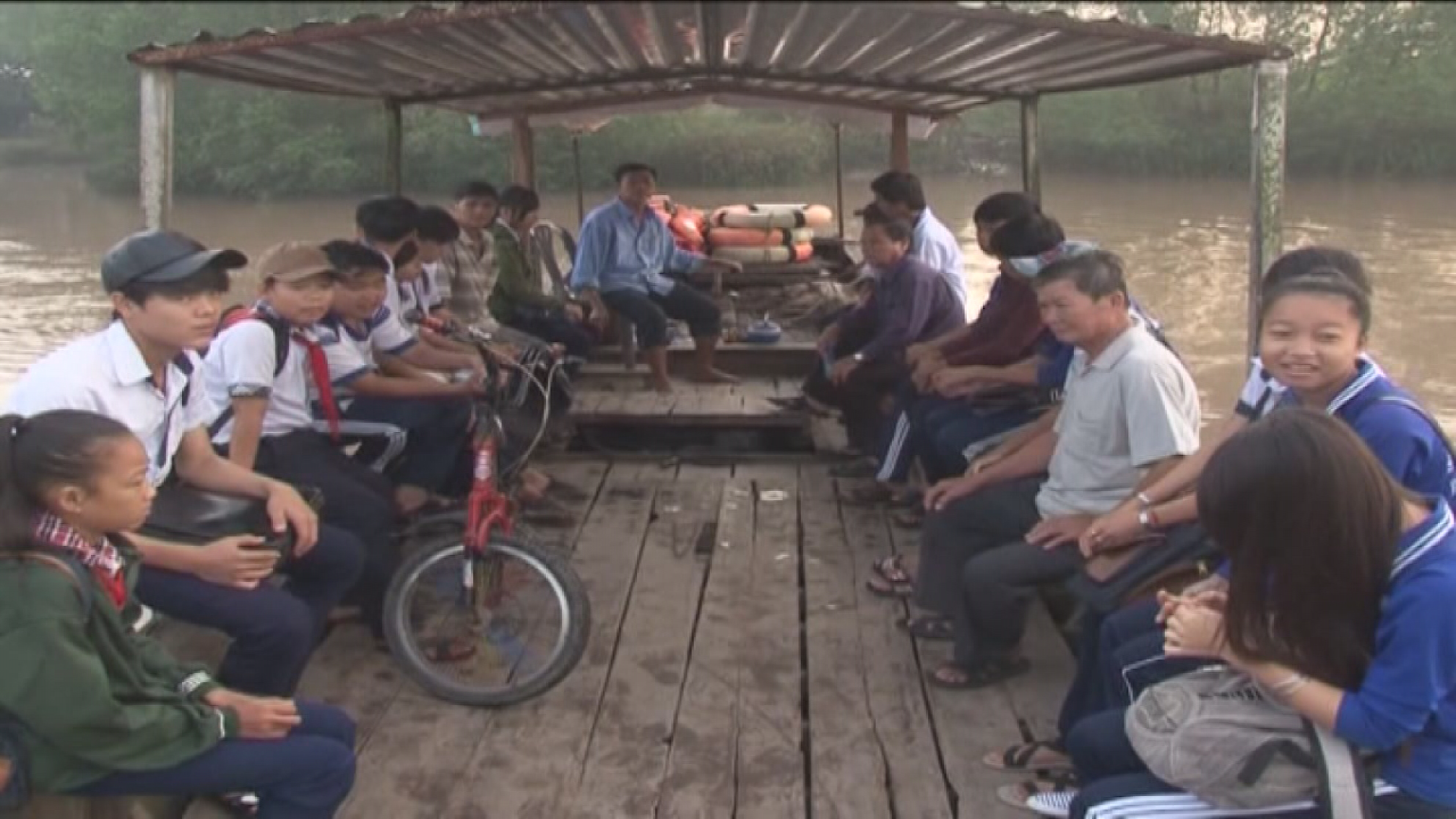 Đi học m&ugrave;a nước nổi - Ảnh 2.