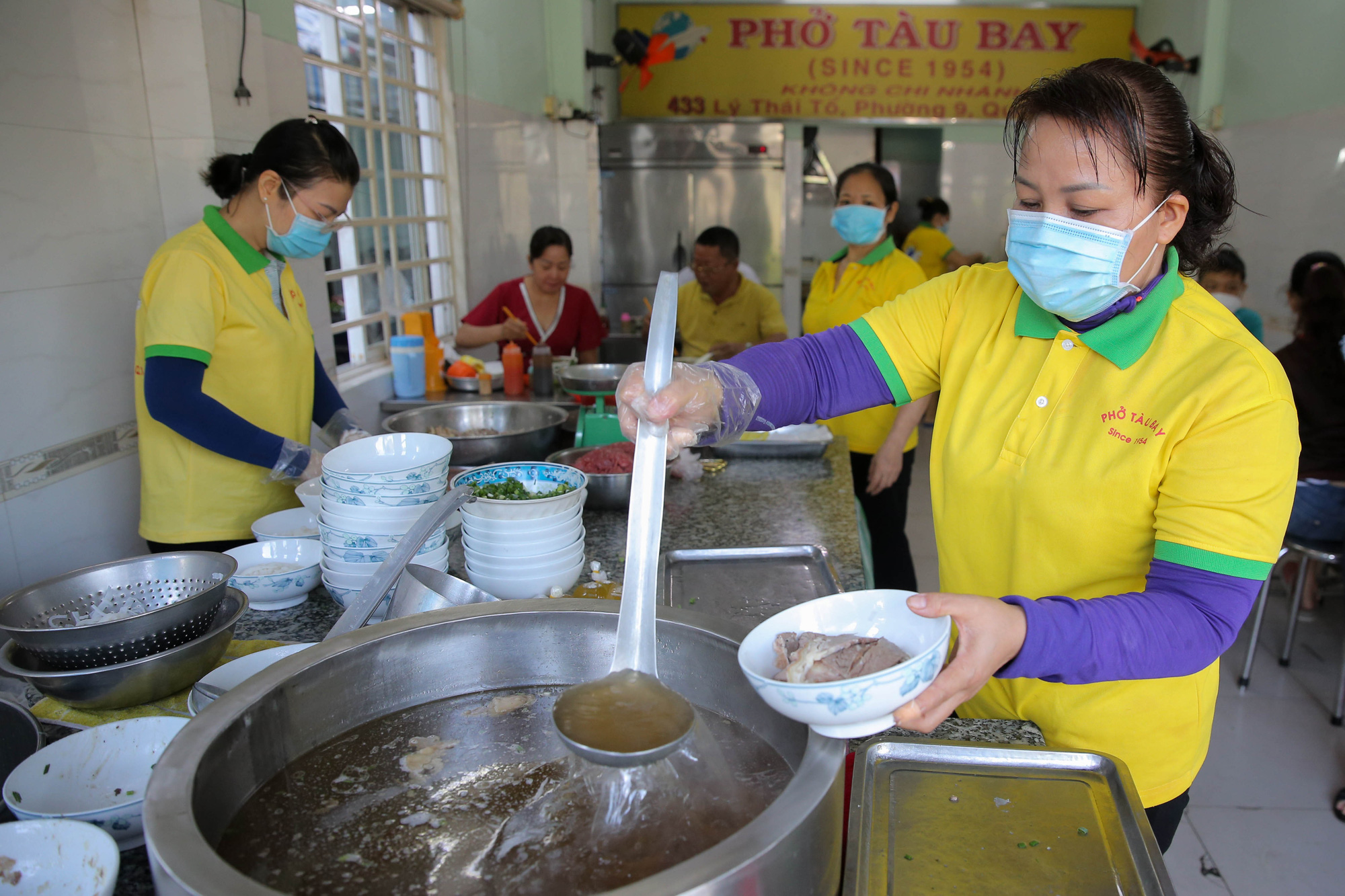 Cận cảnh tưng bừng h&agrave;ng qu&aacute;n ở TP HCM ng&agrave;y đầu phục vụ kh&aacute;ch tại chỗ - Ảnh 2.