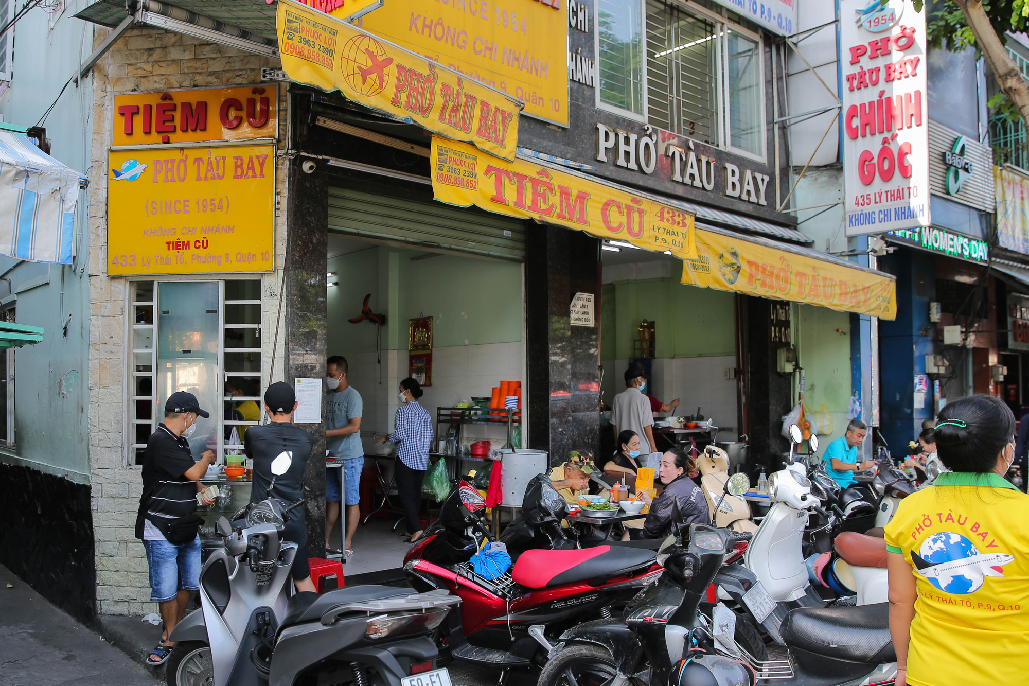 Cận cảnh tưng bừng h&agrave;ng qu&aacute;n ở TP HCM ng&agrave;y đầu phục vụ kh&aacute;ch tại chỗ - Ảnh 1.