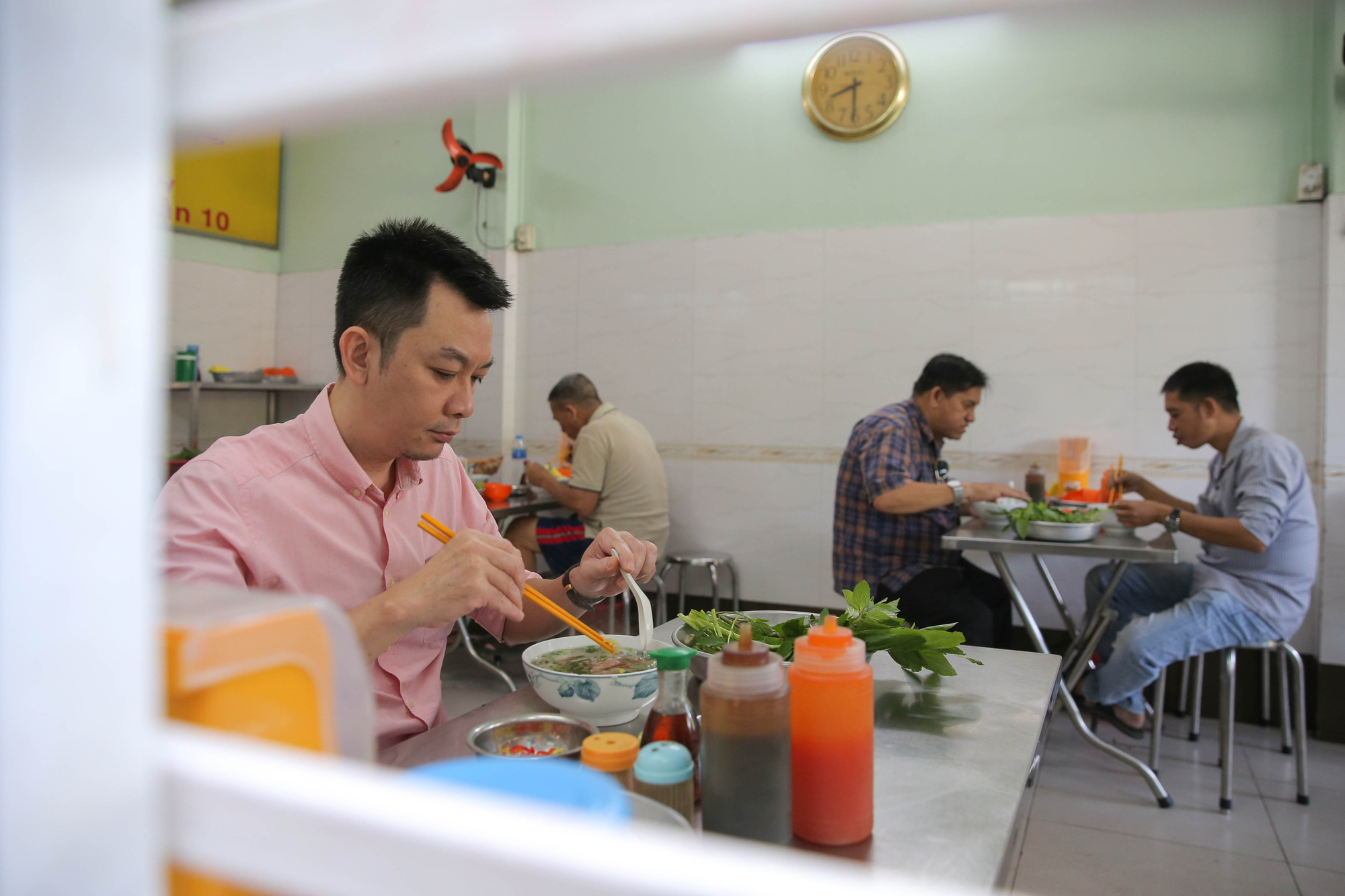 Cận cảnh tưng bừng h&agrave;ng qu&aacute;n ở TP HCM ng&agrave;y đầu phục vụ kh&aacute;ch tại chỗ - Ảnh 5.
