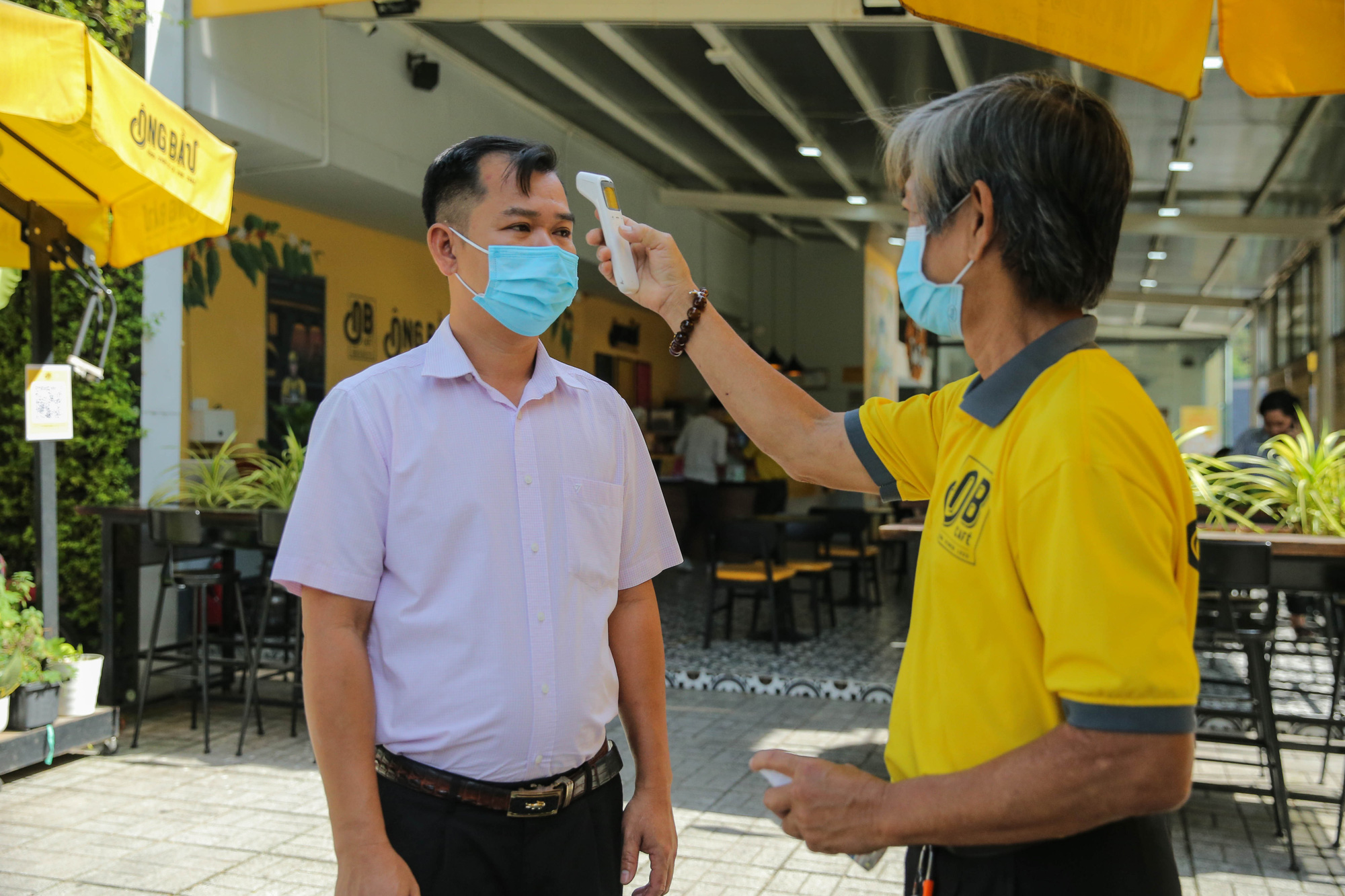 Cận cảnh tưng bừng h&agrave;ng qu&aacute;n ở TP HCM ng&agrave;y đầu phục vụ kh&aacute;ch tại chỗ - Ảnh 7.
