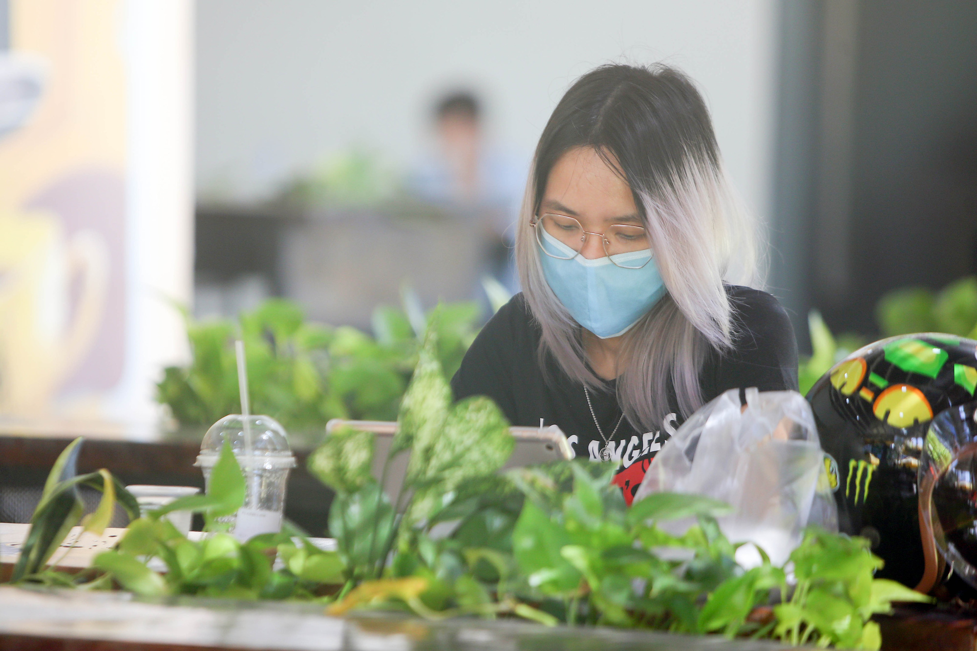 Cận cảnh tưng bừng h&agrave;ng qu&aacute;n ở TP HCM ng&agrave;y đầu phục vụ kh&aacute;ch tại chỗ - Ảnh 8.
