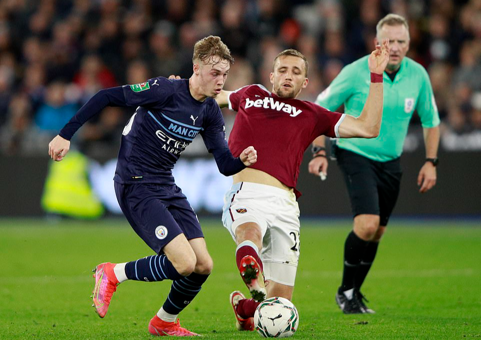 Man City tan t&aacute;c v&igrave; Covid-19, Pep Guardiola tuy&ecirc;n bố vẫn đua v&ocirc; địch - Ảnh 5.
