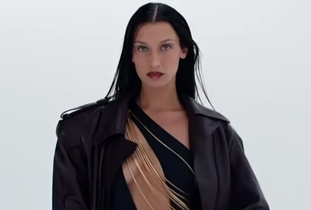 Siêu mẫu Bella Hadid khác lạ với mốt “thả rông”