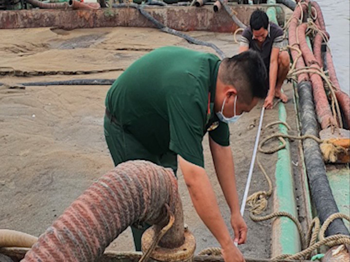 Ph&aacute;t hiện nhiều t&agrave;u khai th&aacute;c c&aacute;t tr&aacute;i ph&eacute;p tr&ecirc;n biển - Ảnh 2.
