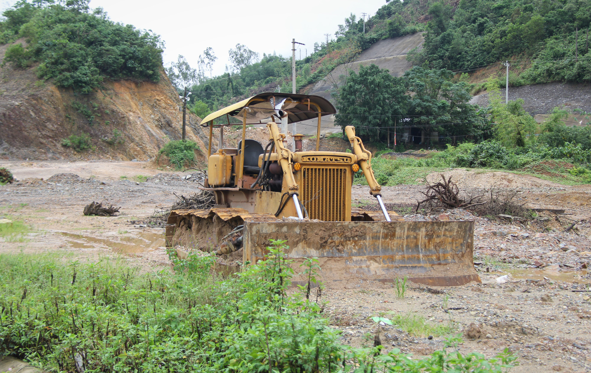 Đ&agrave; Nẵng: Gi&agrave; trẻ dắt d&iacute;u, lội b&ugrave;n tr&ecirc;n dự &aacute;n đường hơn 643 tỉ đồng - Ảnh 7.