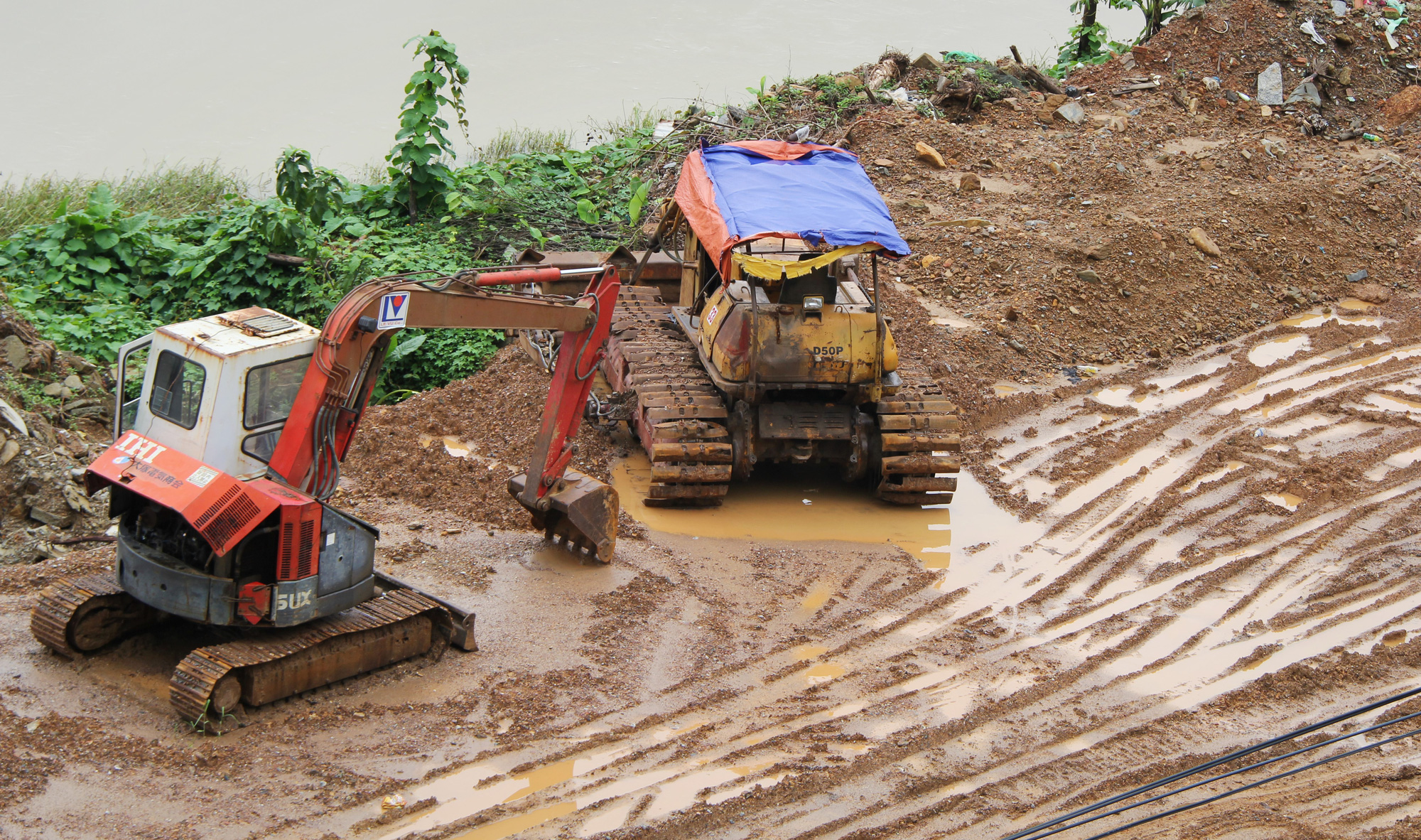 Đ&agrave; Nẵng: Gi&agrave; trẻ dắt d&iacute;u, lội b&ugrave;n tr&ecirc;n dự &aacute;n đường hơn 643 tỉ đồng - Ảnh 8.