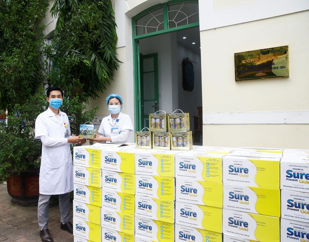 Vinamilk Sure Prevent Gold trao tặng 200.000 sản phẩm đến y b&aacute;c sĩ, tiếp sức tuyến đầu khỏe mạnh - Ảnh 4.