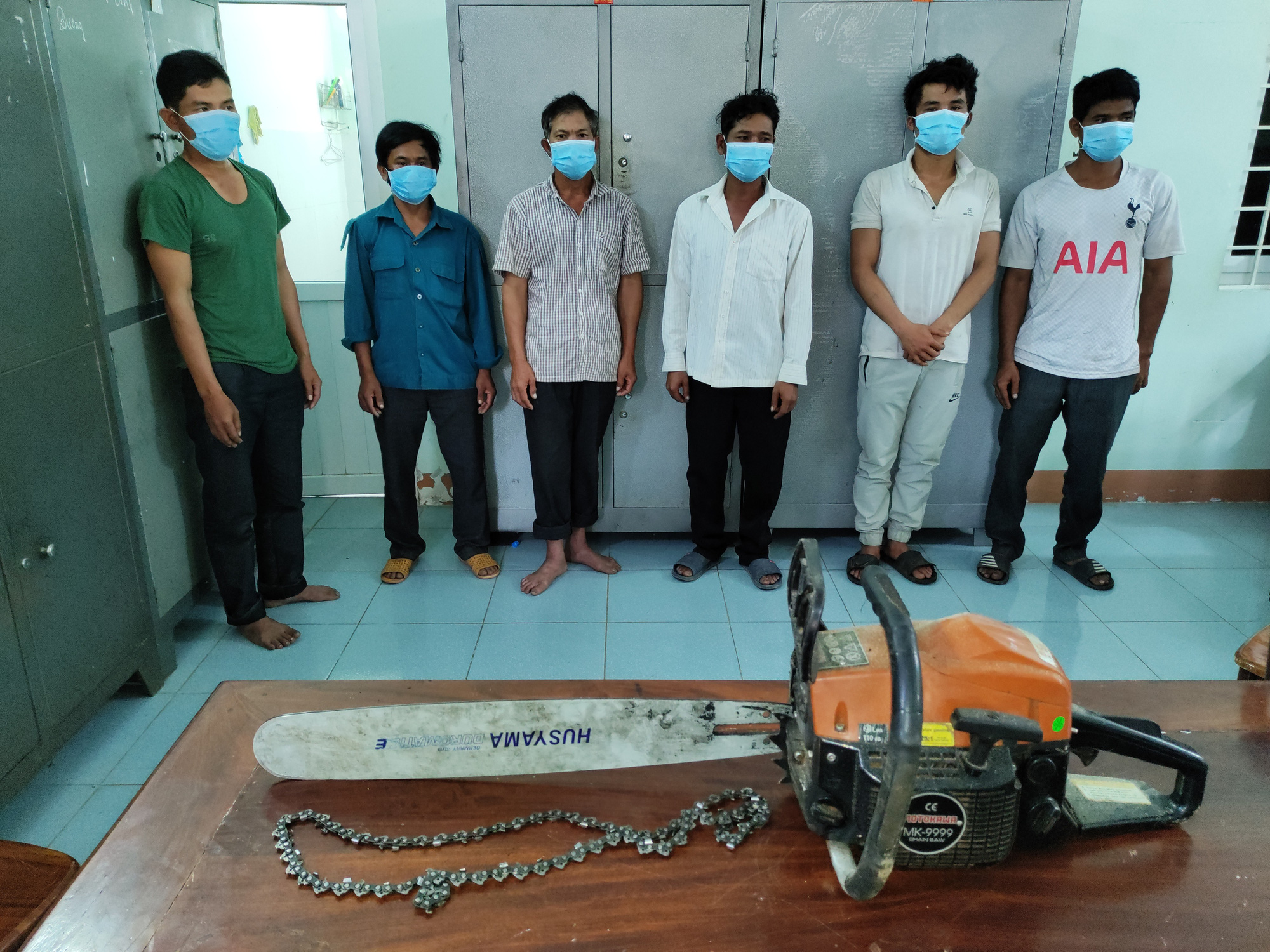 Khởi tố nh&oacute;m đối tượng khai th&aacute;c gỗ tr&aacute;i ph&eacute;p rồi thu&ecirc; voi vận chuyển - Ảnh 2.