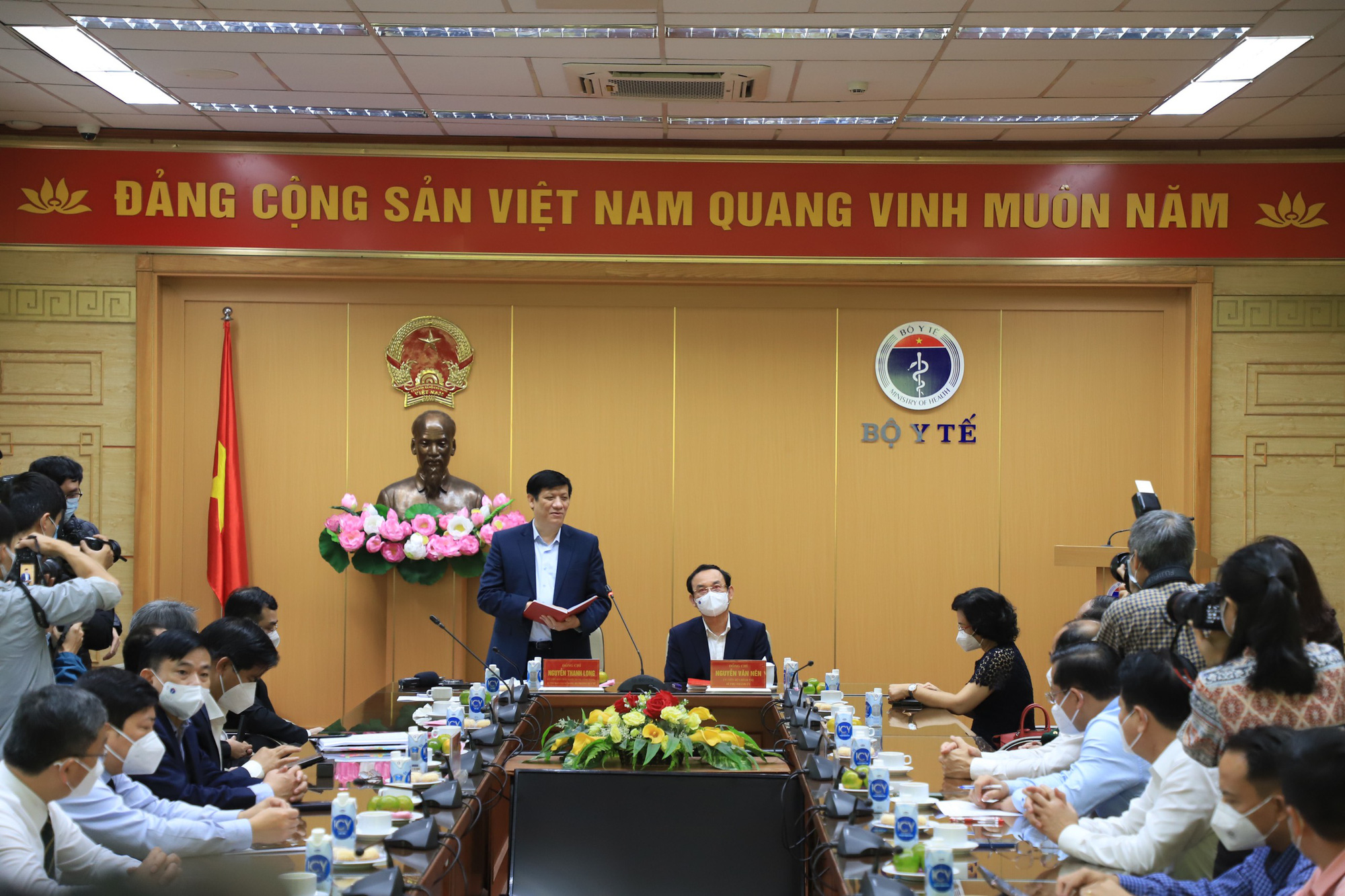 Bí thư Nguyễn Văn Nên: TP HCM luôn khắc ghi hình ảnh các chiến sĩ áo trắng - Ảnh 2.
