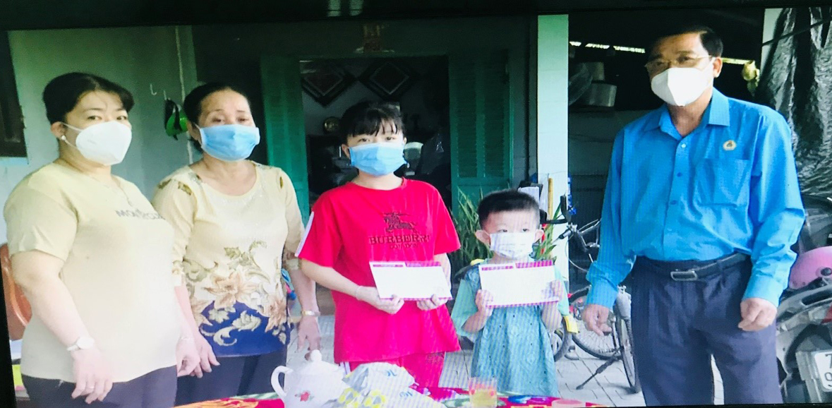 Tặng sổ tiết kiệm cho con đoàn viên tử vong do Covid-19