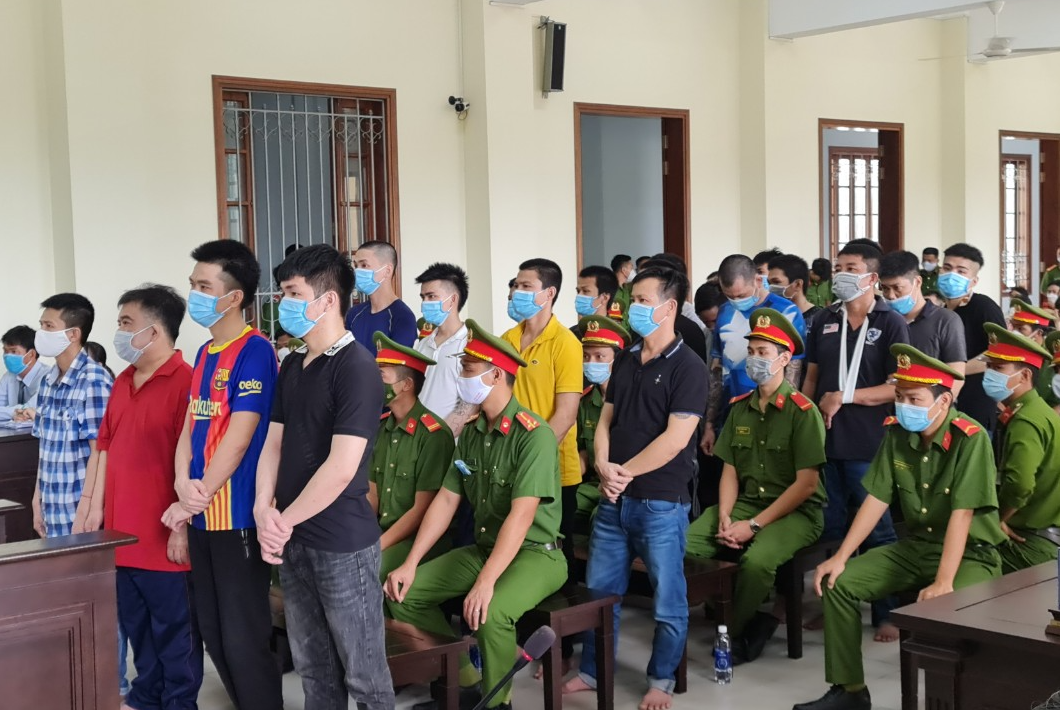Hai nhóm giang hồ dùng súng K54 hỗn chiến, 21 bị cáo lãnh án