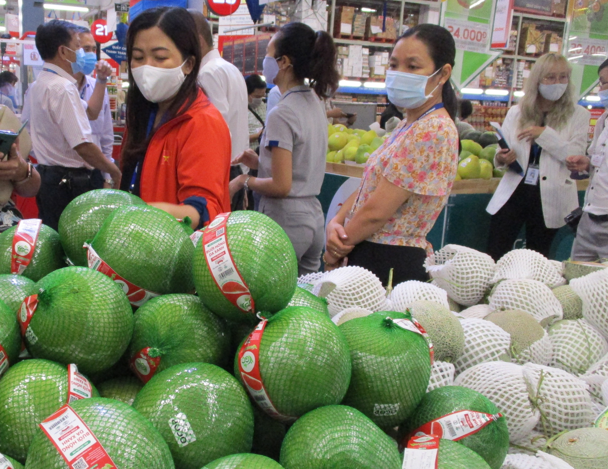 Bưởi da xanh dội chợ, giá rẻ chưa từng thấy