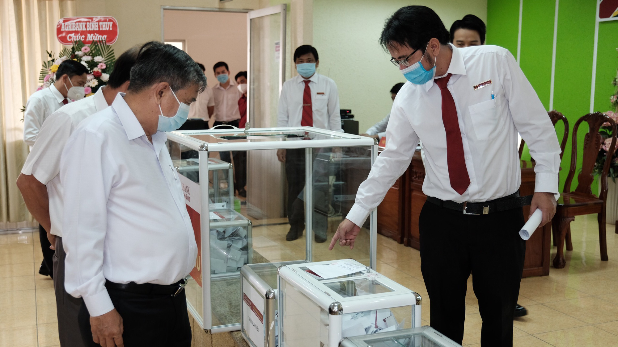 Nữ khách hàng trúng xe SH từ chương trình tiết kiệm của Agribank Cần Thơ - Ảnh 3.