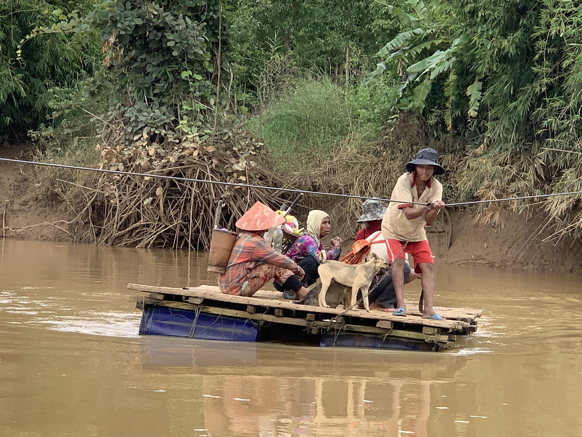 Cầu treo lỡ dở, d&acirc;n liều m&igrave;nh k&eacute;o b&egrave; qua nước lũ - Ảnh 2.