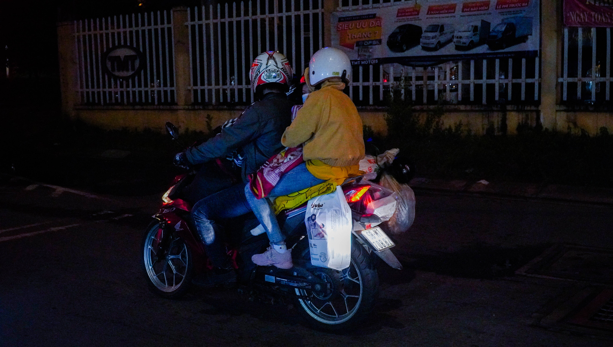 Xuyên đêm lấy mẫu test Covid-19 cho người dân về quê - Ảnh 10.