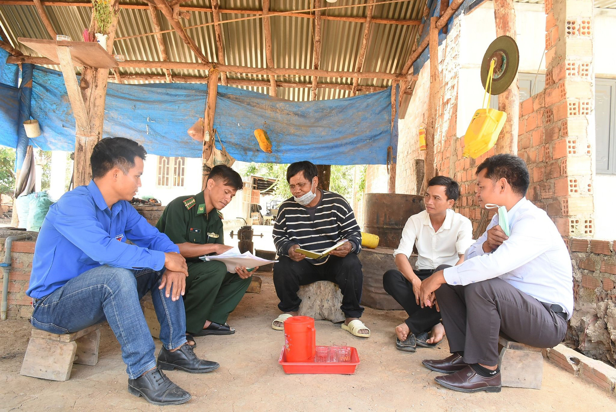 Học Bác để giúp dân
