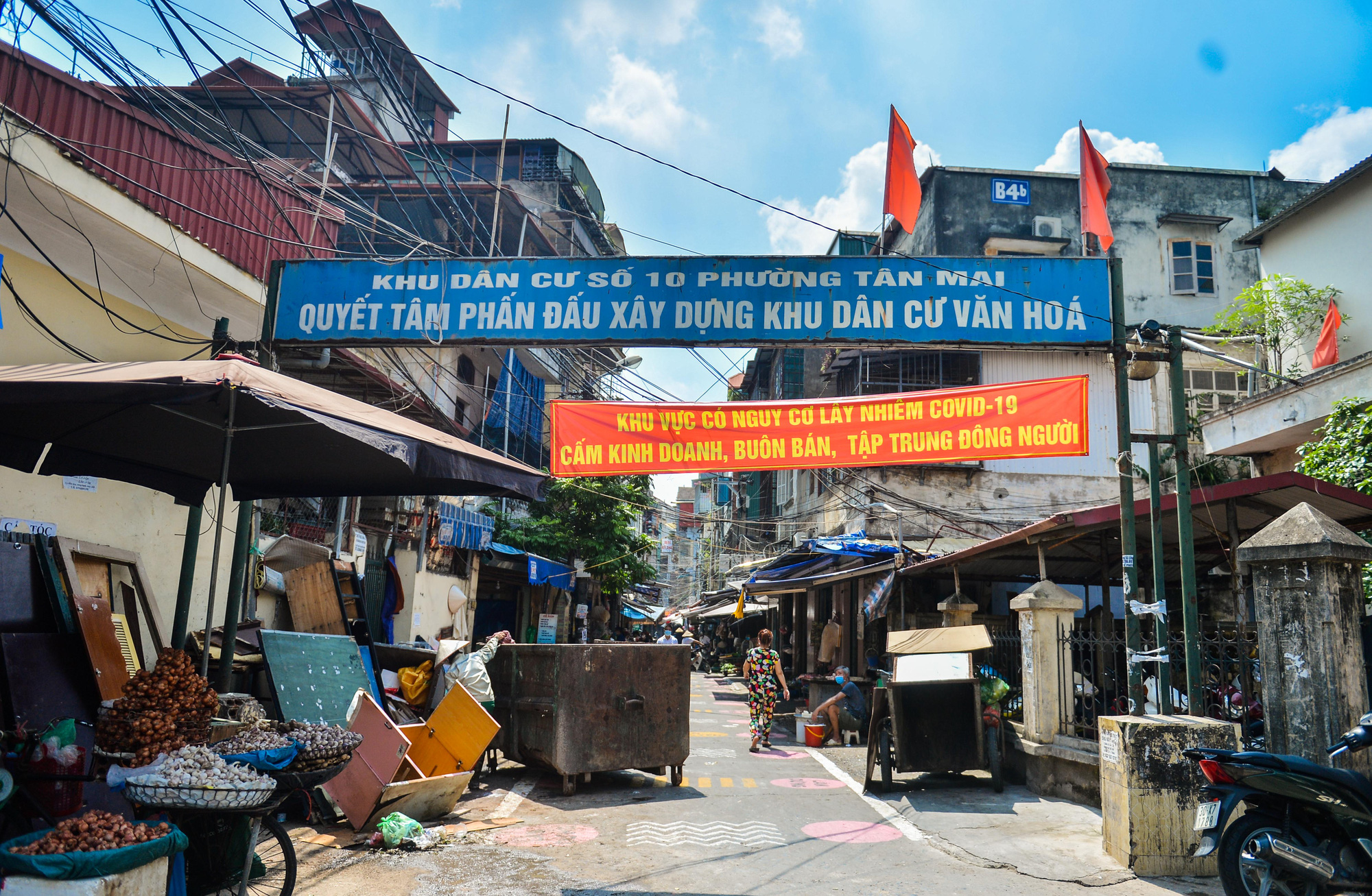 Cận cảnh chợ dân sinh Hà Nội kẻ vạch, phân luồng chống dịch Covid-19 - Ảnh 1.