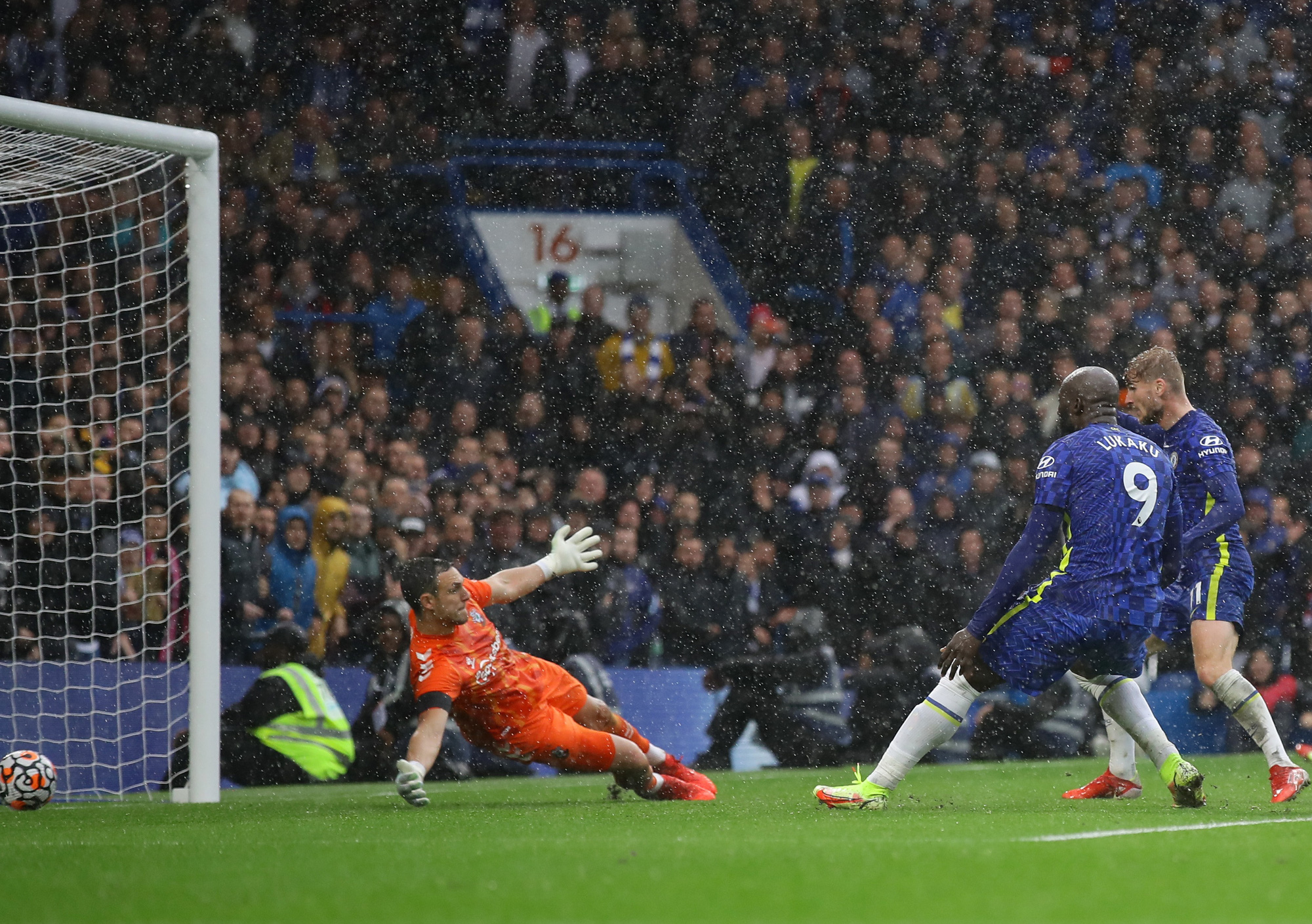Southampton gục ngã vì thẻ đỏ, Chelsea lên ngôi đầu Ngoại hạng - Ảnh 7.