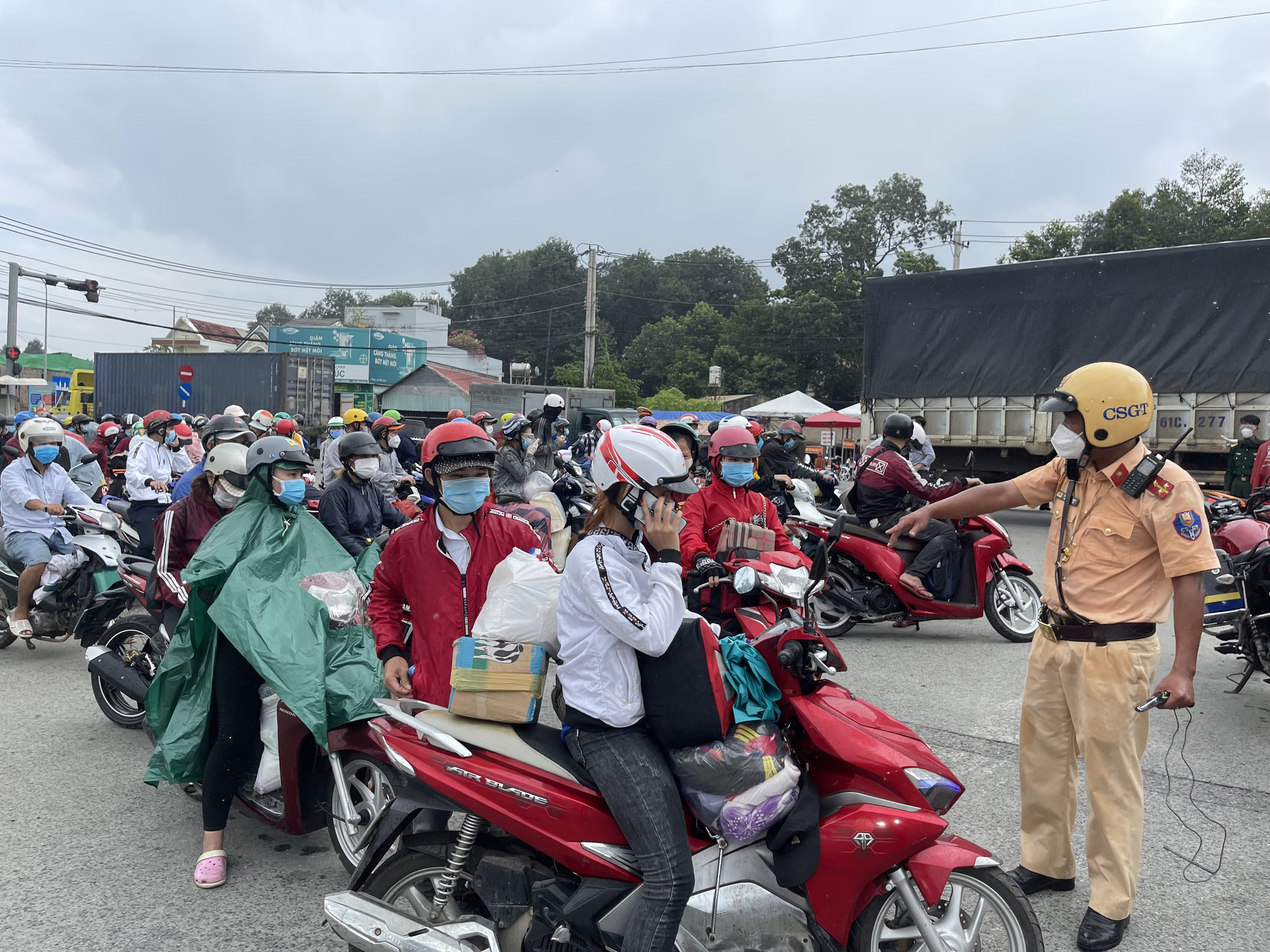 Bình Dương: Test nhanh Covid-19 để đưa người dân về quê