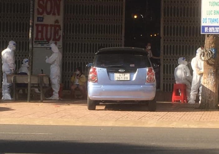 3 học sinh mắc Covid-19, hàng trăm bạn học và giáo viên 2 trường phải cách ly - Ảnh 1.