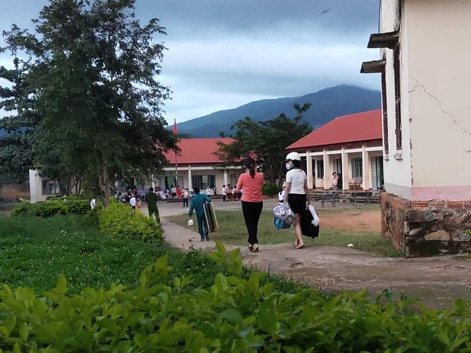 3 học sinh mắc Covid-19, hàng trăm bạn học và giáo viên 2 trường phải cách ly - Ảnh 3.