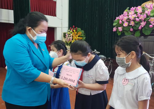 Tặng xe đạp, máy tính bảng cho con đoàn viên khó khăn - Ảnh 1.
