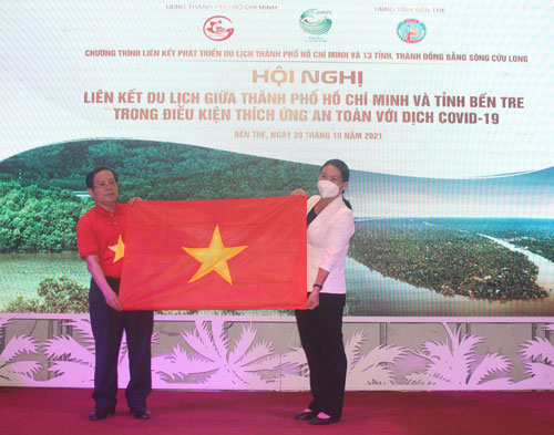 Cờ Tổ quốc tiếp tục đến với ngư dân Bến Tre