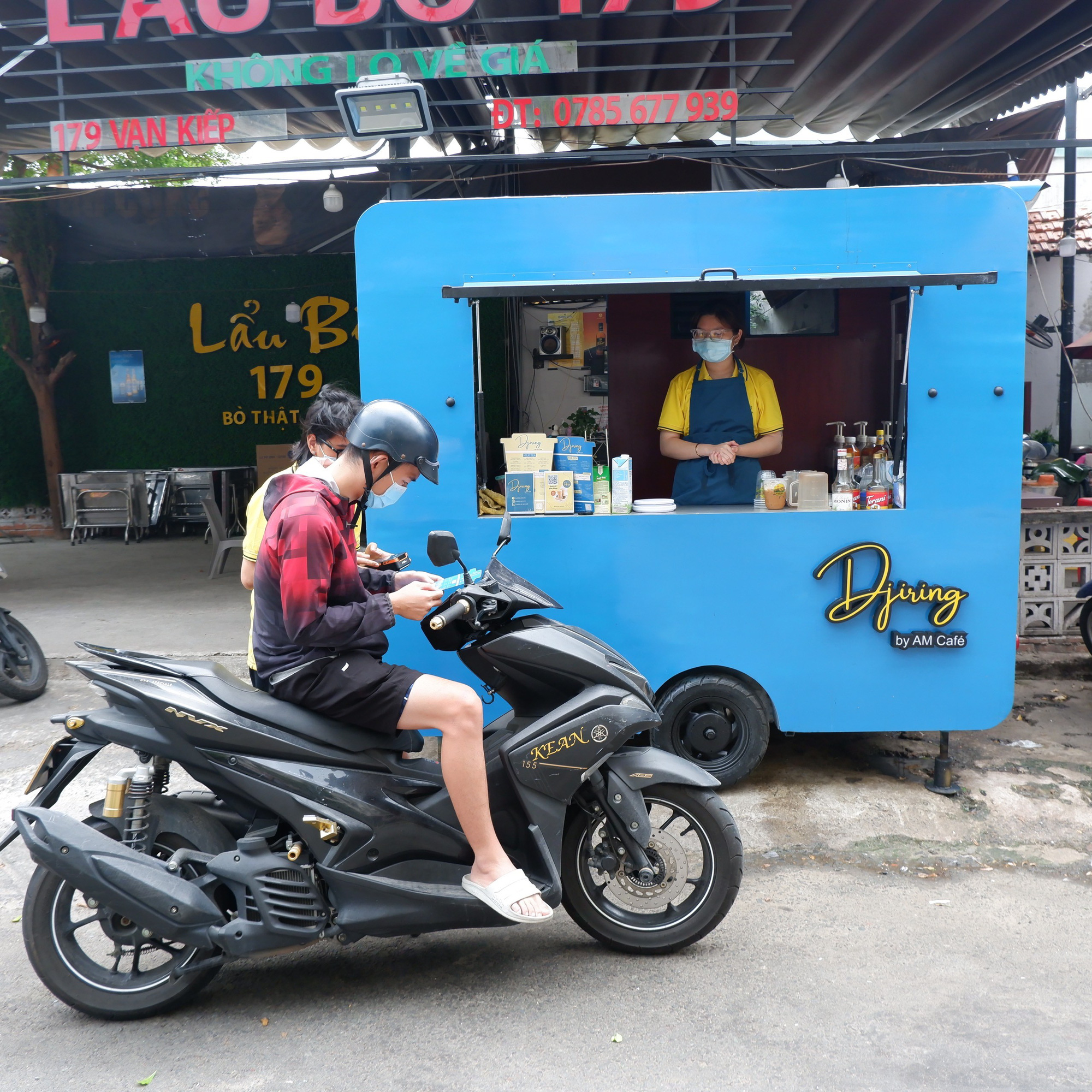 C&aacute;c chuỗi c&agrave; ph&ecirc;, tr&agrave; sữa sang chảnh đổ ra lề đường mở ki-ốt, xe đẩy b&aacute;n mang đi - Ảnh 2.