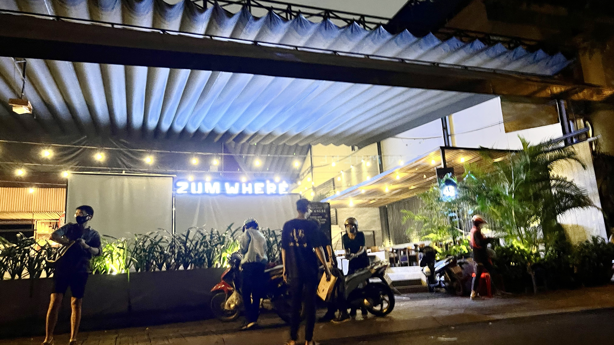 TP HCM: Nhiều qu&aacute;n che chắn, ngụy trang để b&aacute;n rượu bia cho thực kh&aacute;ch - Ảnh 1.