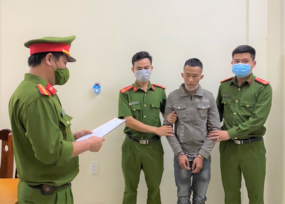 Tạm giữ khẩn cấp 2 kẻ tấn công dã man nam sinh trước cổng trường
