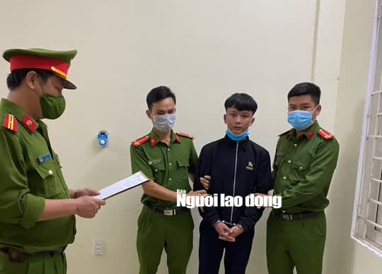Tạm giữ khẩn cấp 2 kẻ tấn công dã man nam sinh trước cổng trường - Ảnh 3.