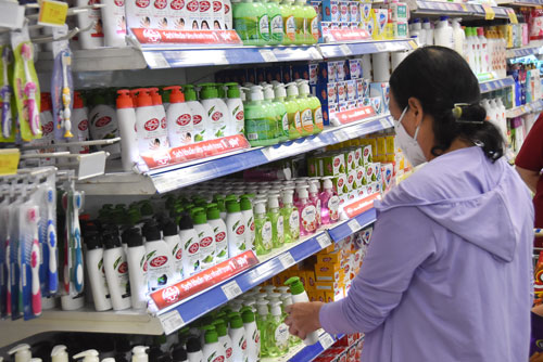 Khó chặn đà tăng giá hàng hóa cuối năm - Ảnh 1.