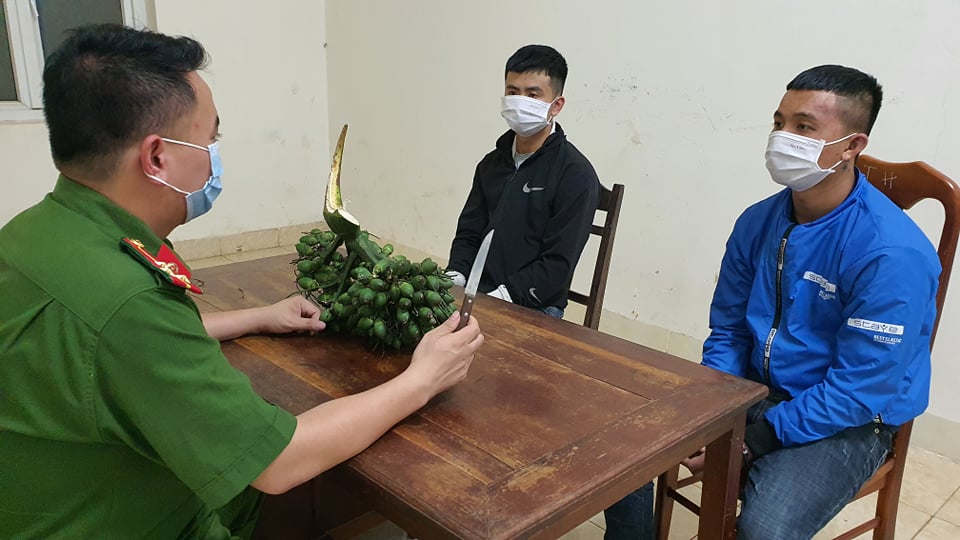 Bắt giữ 2 thanh niên trộm… 2 buồng cau