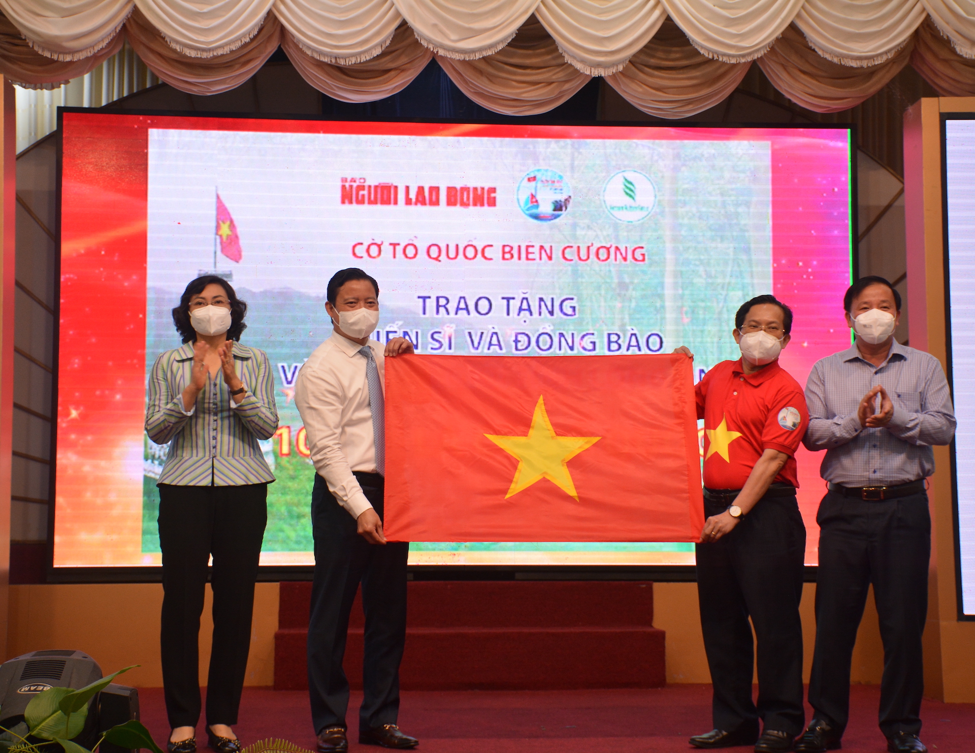 “Cờ Tổ quốc biên cương” đến với chiến sĩ, đồng bào vùng biên Long An - Ảnh 2.