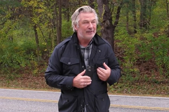 Tài tử Alec Baldwin ủng hộ giới hạn súng thật trên trường quay