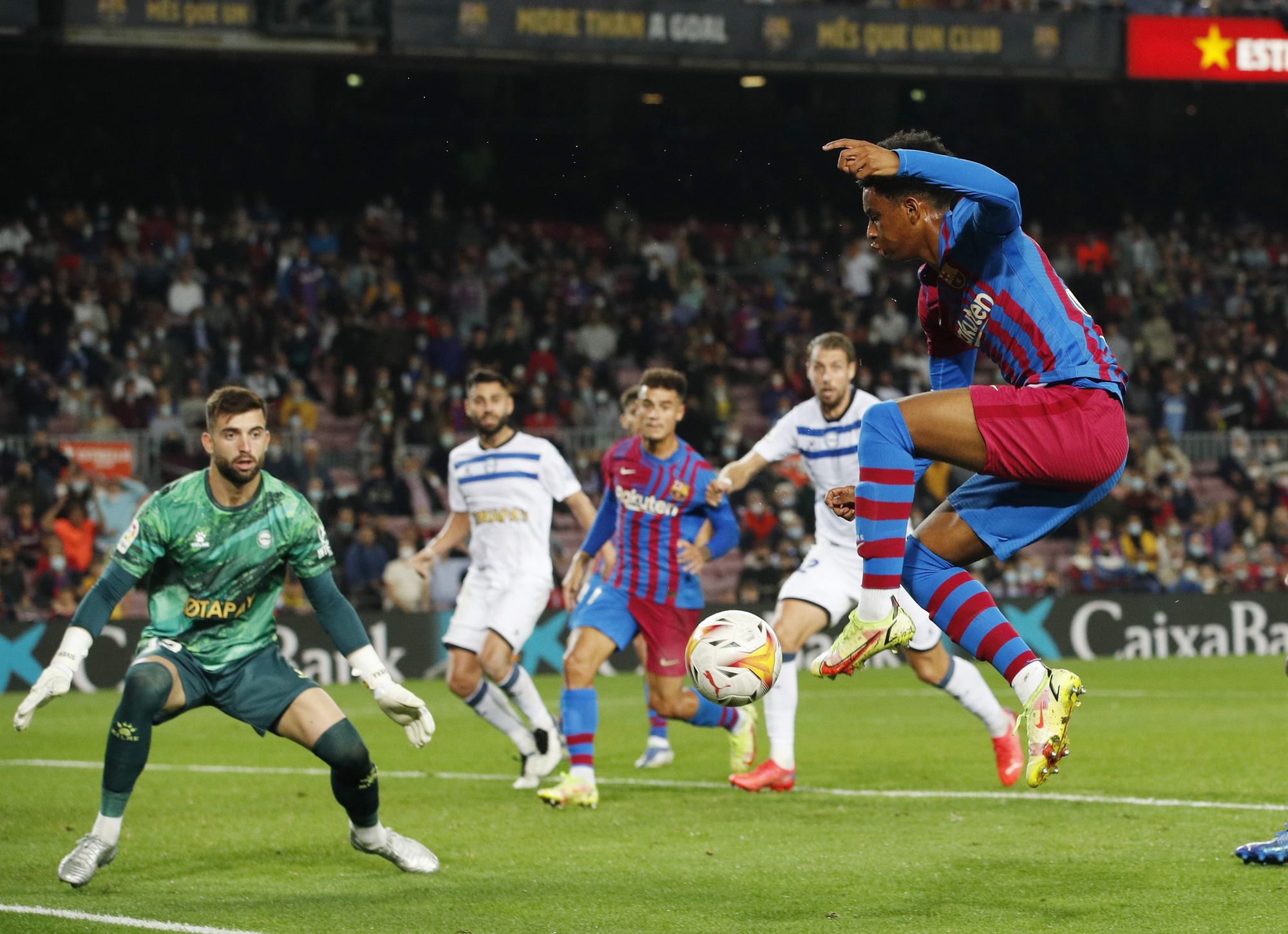 Sergio Aguero nhập viện khẩn cấp ngày chào sân Nou Camp - Ảnh 6.