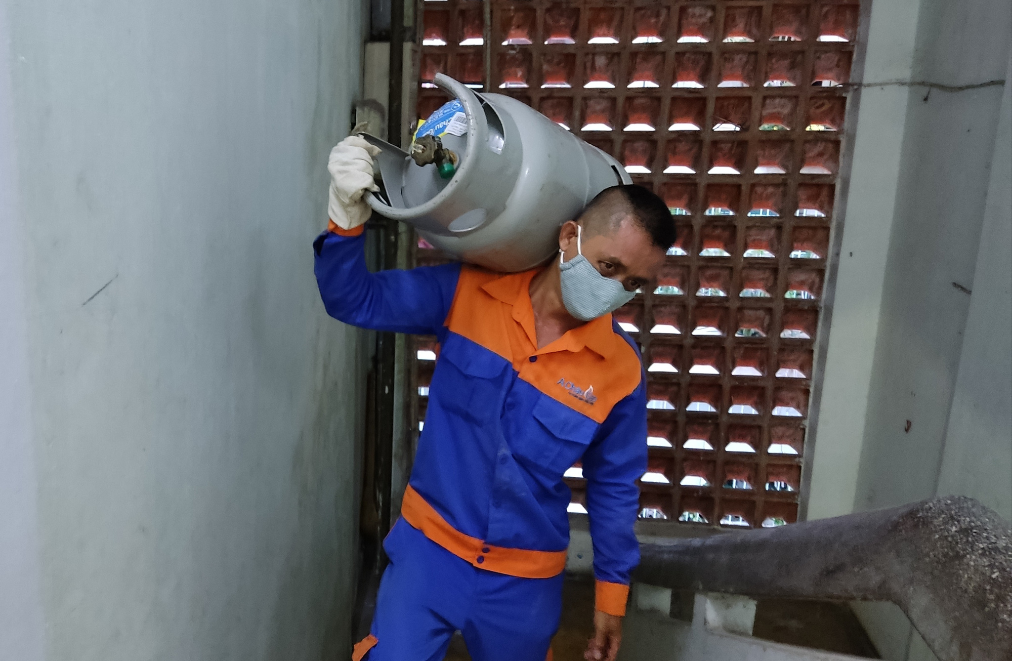 Bà nội trợ phải trả hơn nửa triệu đồng khi đổi bình gas mới