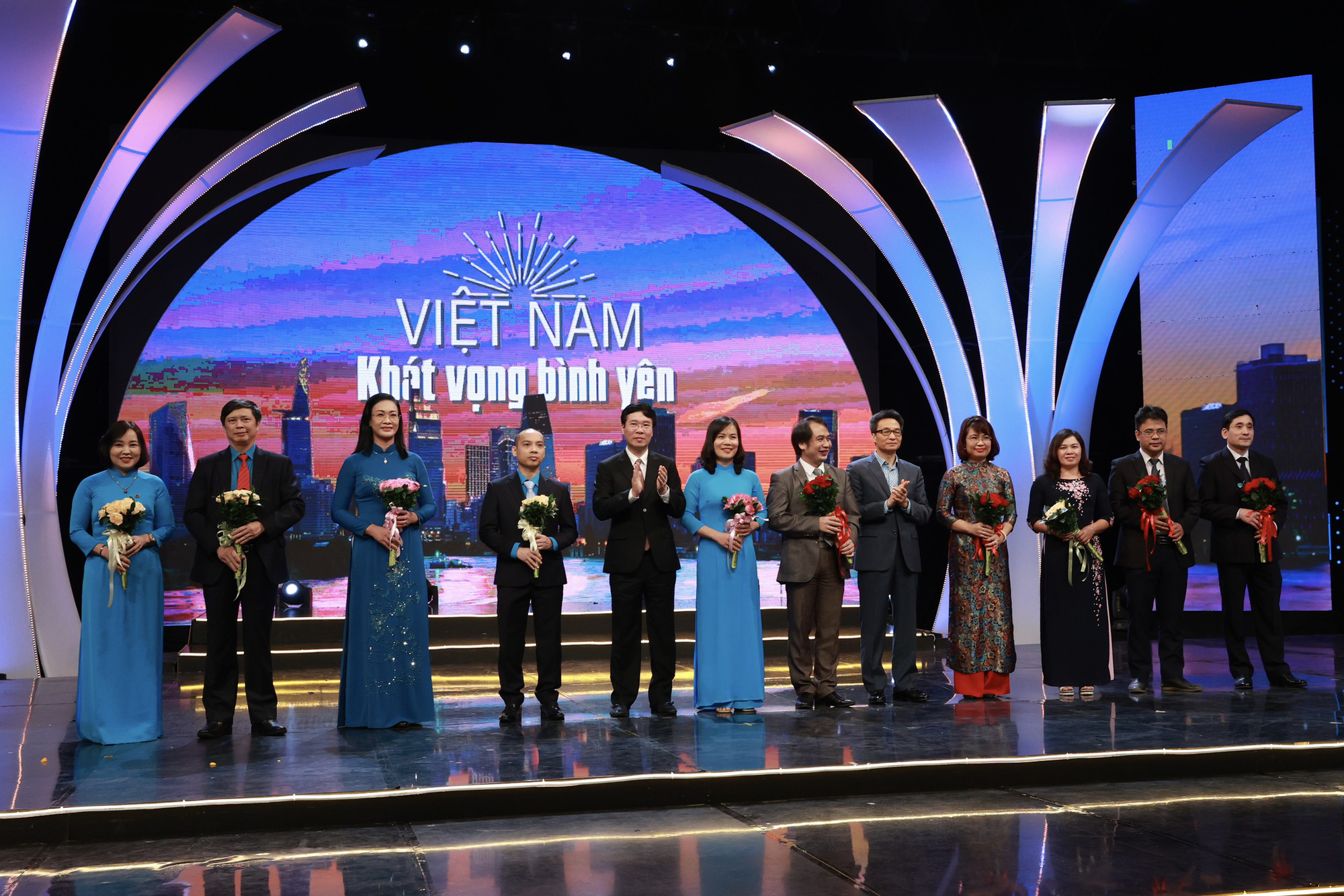 Việt Nam - Khát vọng bình yên - Tôn vinh các lực lượng tuyến đầu chống dịch - Ảnh 1.