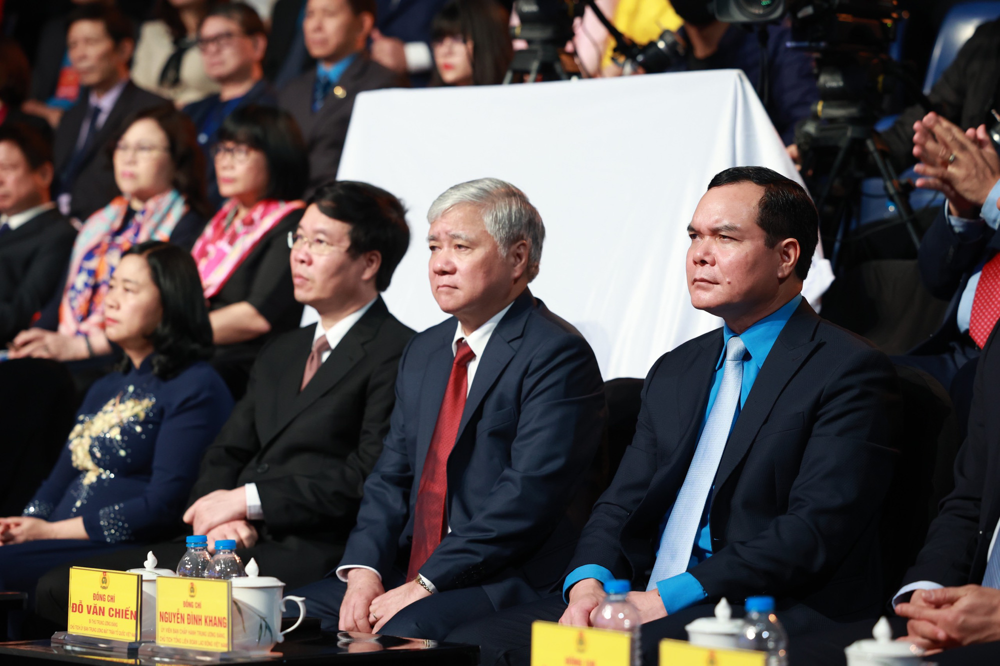 Việt Nam - Khát vọng bình yên - Tôn vinh các lực lượng tuyến đầu chống dịch - Ảnh 3.