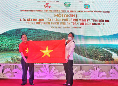 Th&ecirc;m 10.000 l&aacute; cờ Tổ quốc đến với ngư d&acirc;n Bến Tre - Ảnh 3.
